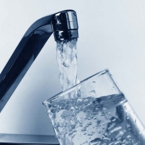 Volná energie - metafora se sklenicí vody